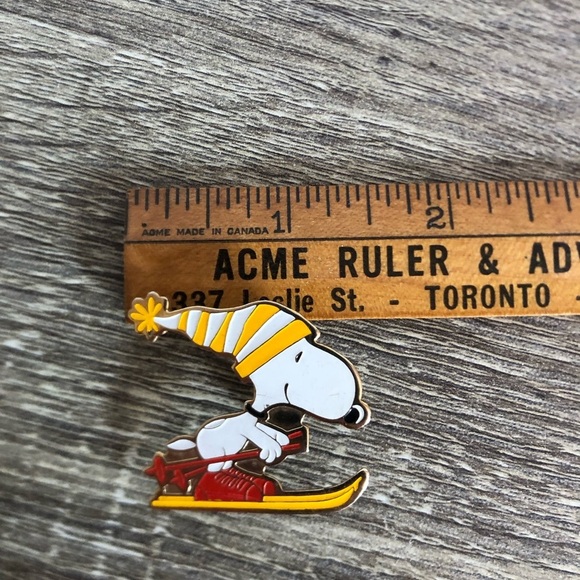 Vtg 1972 Snoopy Skiing Enamel Pin - Picture 9 of 11